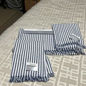 Runner and 2 place mat set nwt